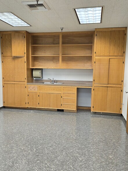 More Photos Of 16750 Schoenborn St, North Hills Flex For Sale