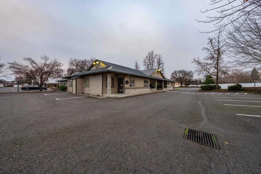 More Photos Of 925 Town Centre Dr, Medford Medical For Lease
