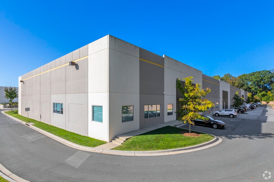 More Photos Of 8797 Snouffer School Rd, Gaithersburg Distribution For Lease