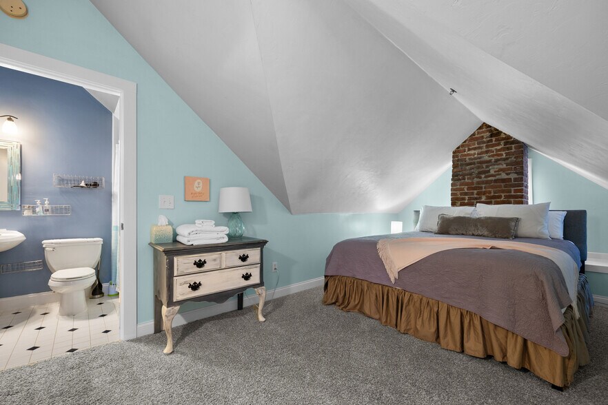 More Photos Of 221 SE 7th St, Gainesville Hospitality For Sale