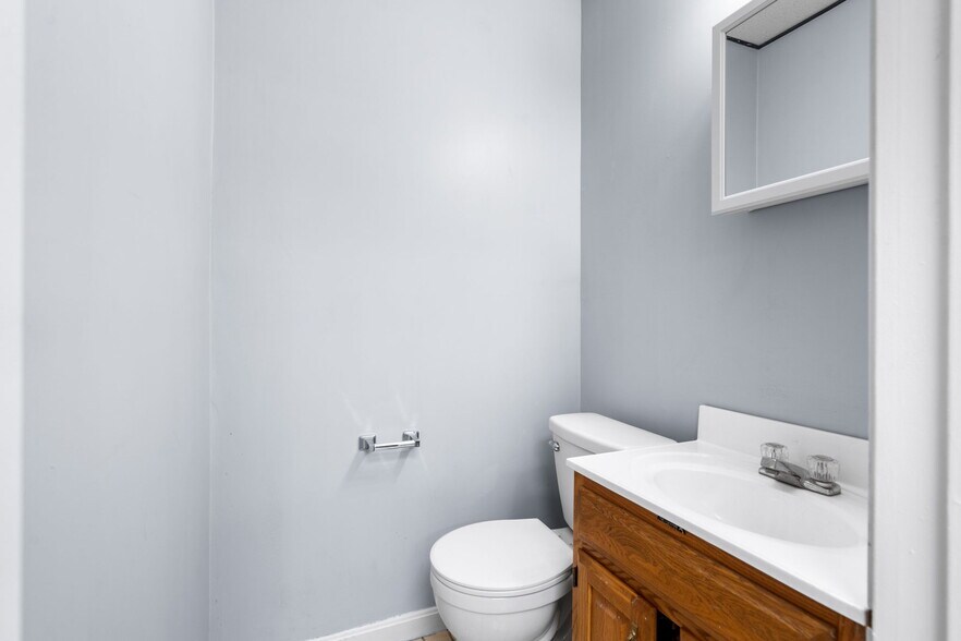 More Photos Of 164 Westford Rd, Tyngsborough Office For Sale