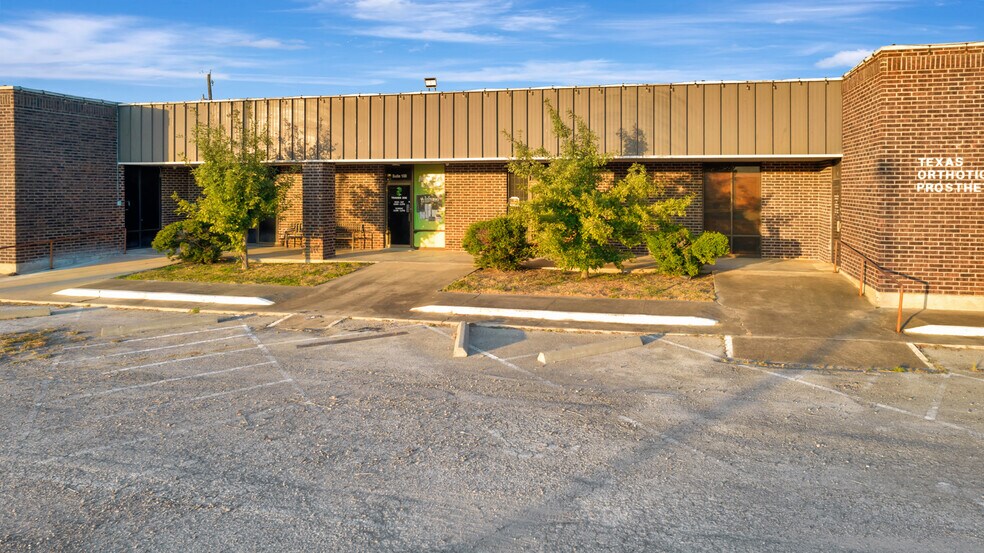 More Photos Of 104 Teakwood Dr, Victoria Medical For Sale