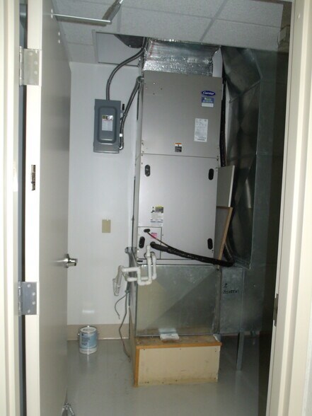 More Photos Of 411 Holmes St, Frankfort Light Distribution For Sale