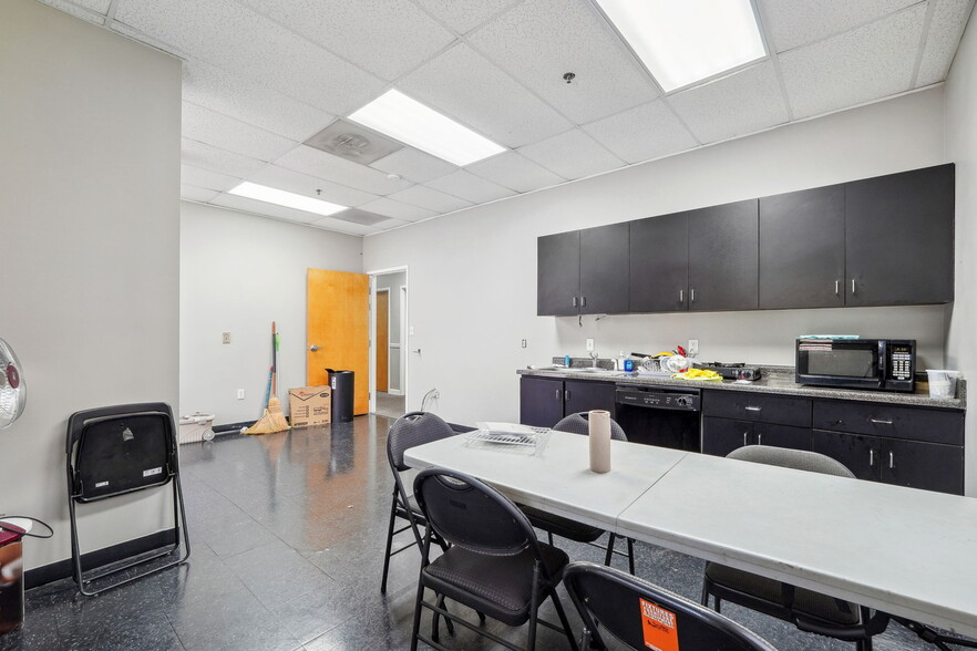 More Photos Of 3760 Peachtree Crest Dr, Duluth Industrial For Sale