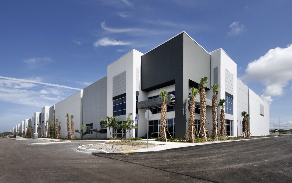 More Photos Of 20351 Sheridan St, Fort Lauderdale Unknown For Lease