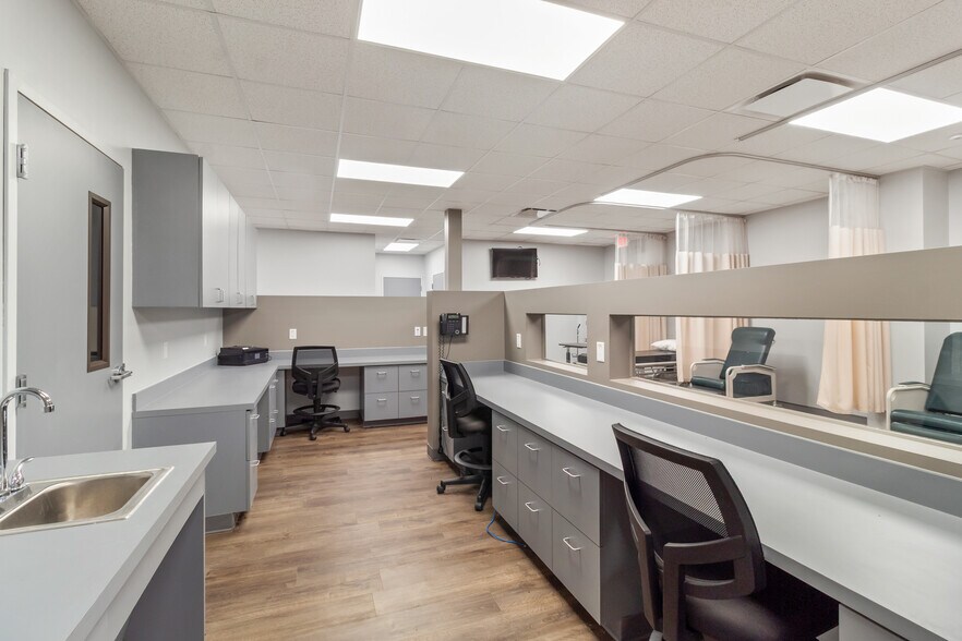 More Photos Of 2304 De Lee St, Bryan Medical For Lease