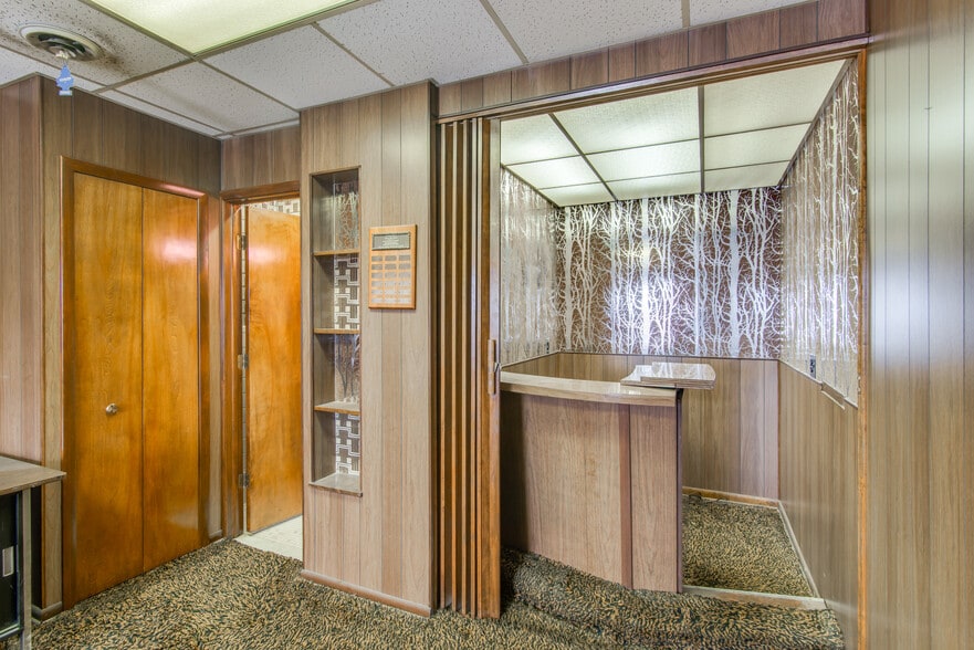 More Photos Of 28640 Gratiot Ave, Roseville Freestanding For Sale