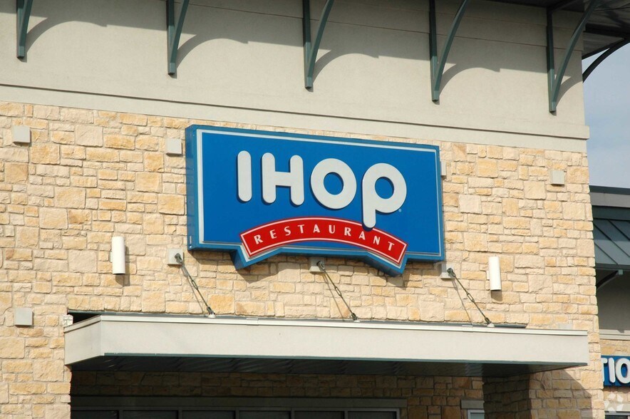 More Photos Of 1664 S University Dr, Fort Worth General Retail For Lease