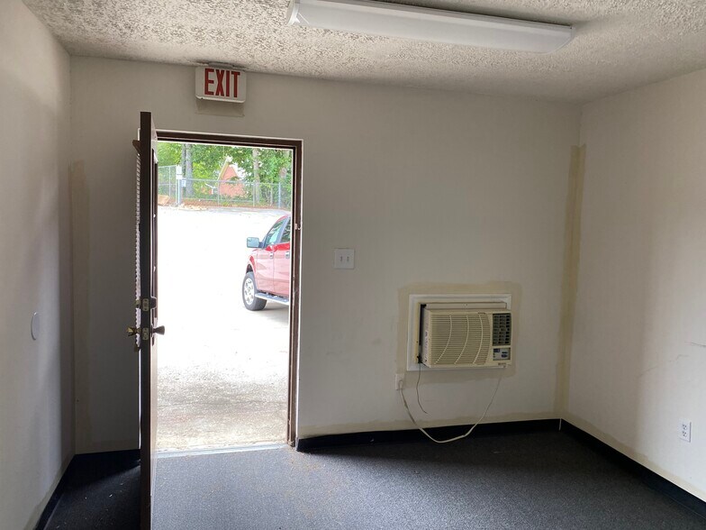 More Photos Of 100 Paper Mill Rd, Lawrenceville Warehouse For Lease