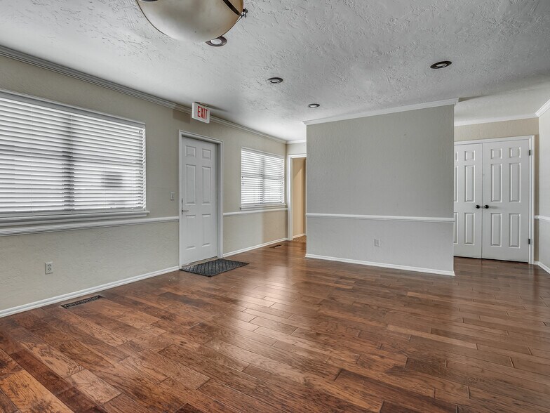 More Photos Of 525 Tower Dr, Moore Office For Lease