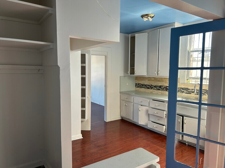 More Photos Of 1856 W Washington Blvd, Los Angeles General Retail For Sale