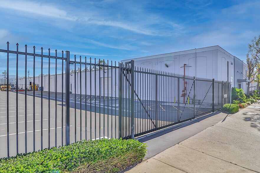 More Photos Of 7103 Fair Ave, North Hollywood Warehouse For Lease