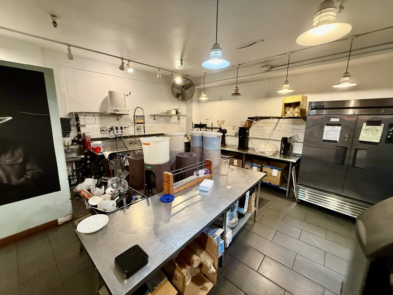 More Photos Of 3098 E 10th St, Oakland Manufacturing For Lease