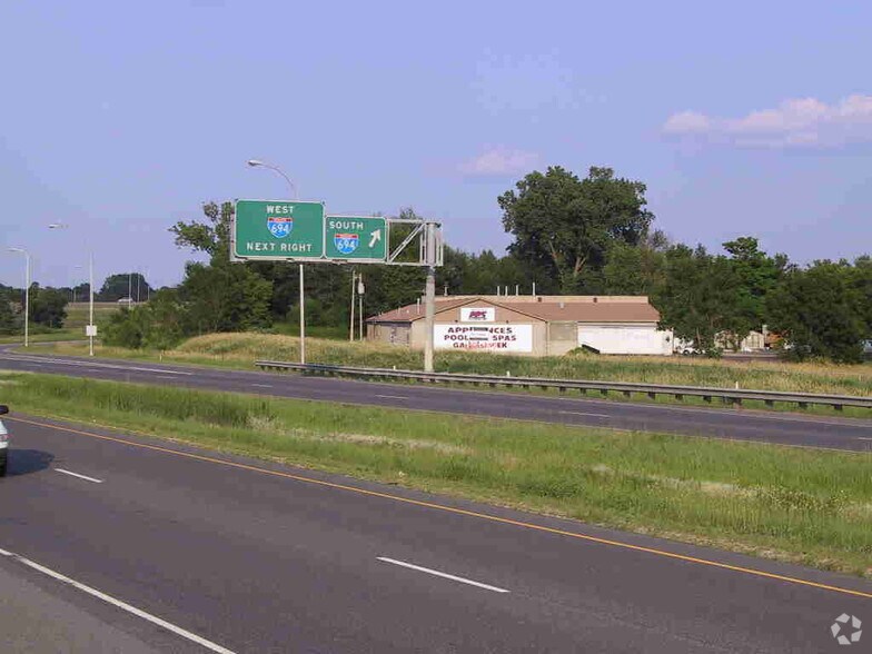 More Photos Of 6922 N 55th St, Oakdale Warehouse For Lease