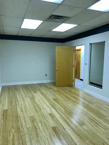 More Photos Of 500-502 Main St, Waltham Storefront Retail Residential For Lease
