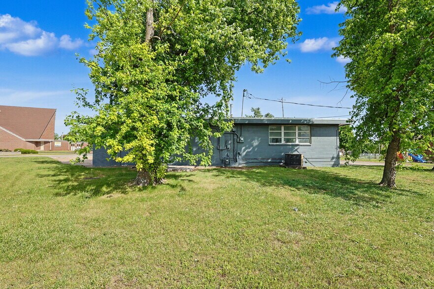 More Photos Of 1601 N State St, Augusta Office For Sale