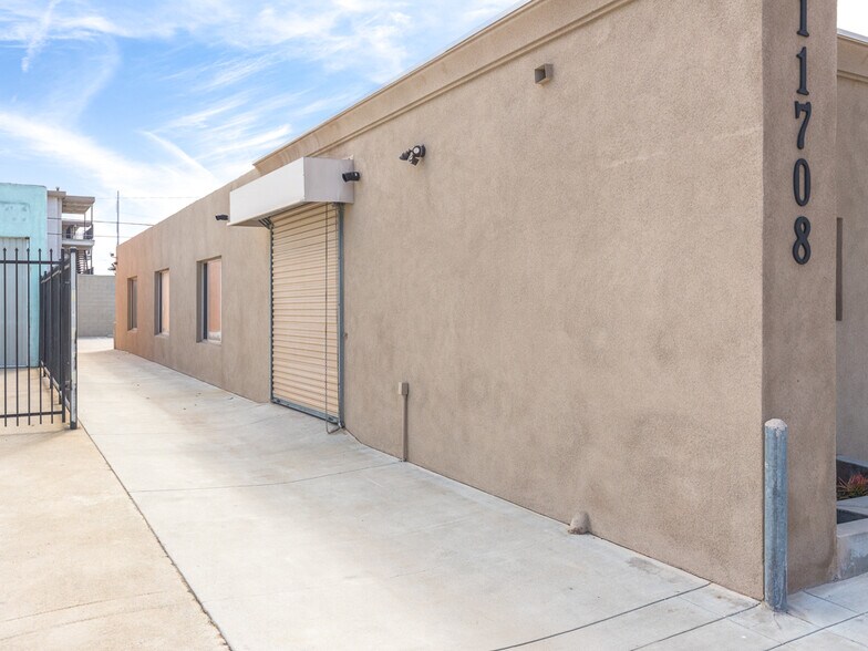 More Photos Of 11708 Inglewood Ave, Hawthorne Warehouse For Sale
