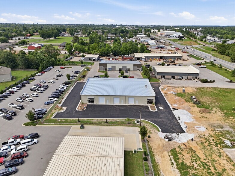 More Photos Of 2420 S 8th St, Rogers Flex For Lease