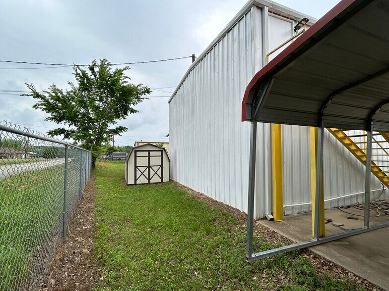 More Photos Of 5424 W Oak St, Palestine Showroom For Lease