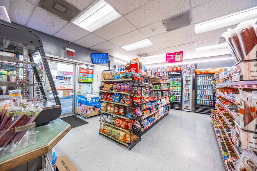 More Photos Of 992 SW Highway 97, Madras Service Station For Sale