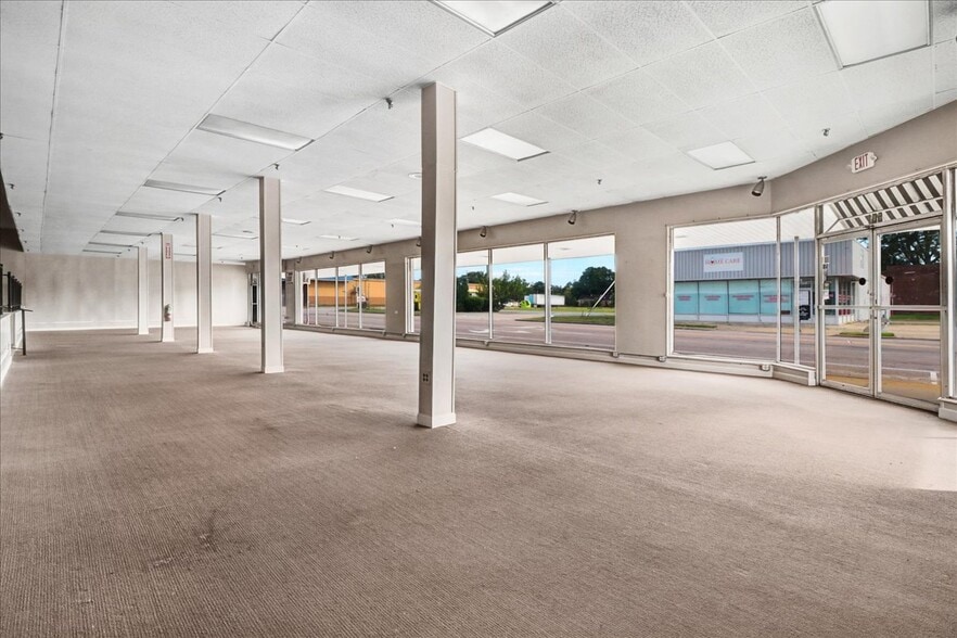 More Photos Of 501 E Market St, Smithfield Storefront For Lease