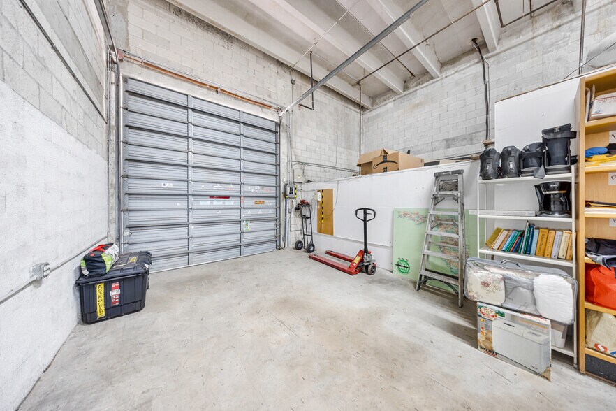 More Photos Of 7953-7967 NW 64th St, Miami Warehouse For Lease