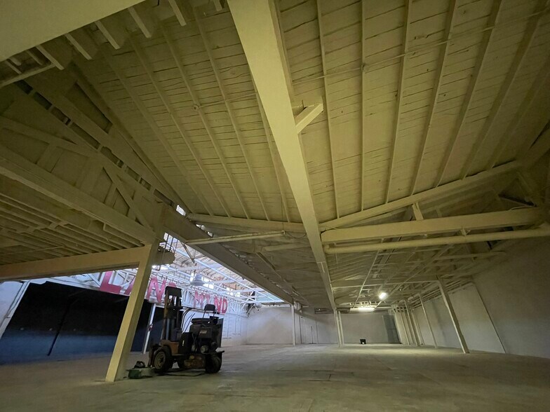 More Photos Of 323 S Fir St, Medford Warehouse For Sale