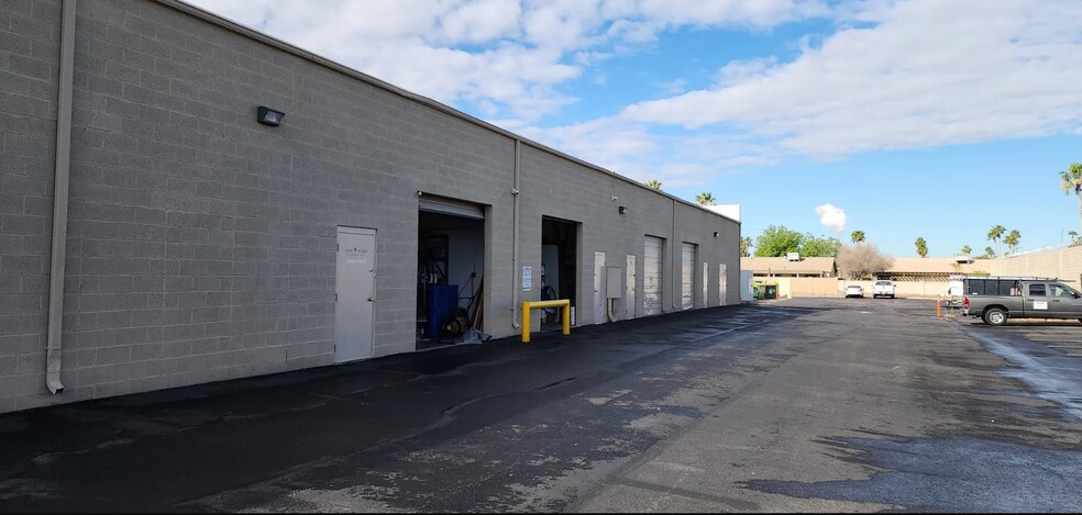 More Photos Of 3050 S Country Club Dr, Mesa Showroom For Lease