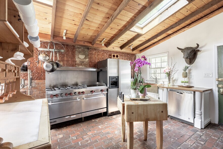 More Photos Of 2416 Lowesville Rd, Amherst Hospitality For Sale