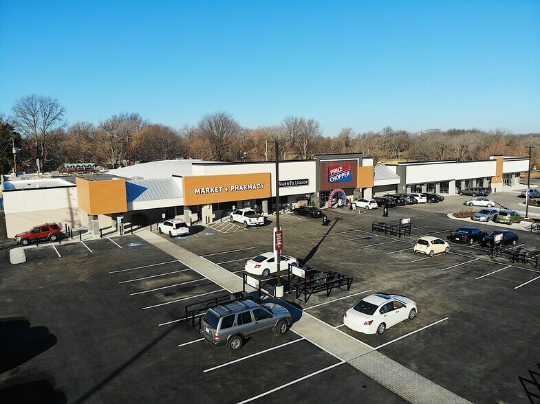 More Photos Of 8400-8430 Wornall Rd, Kansas City Freestanding For Lease