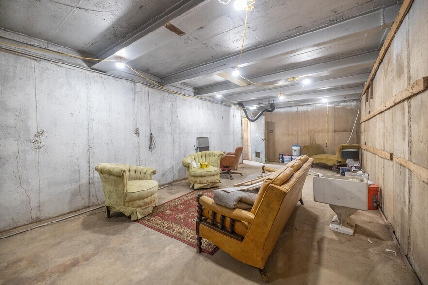 More Photos Of 2423 W Campbell Ave, Phoenix Warehouse For Lease