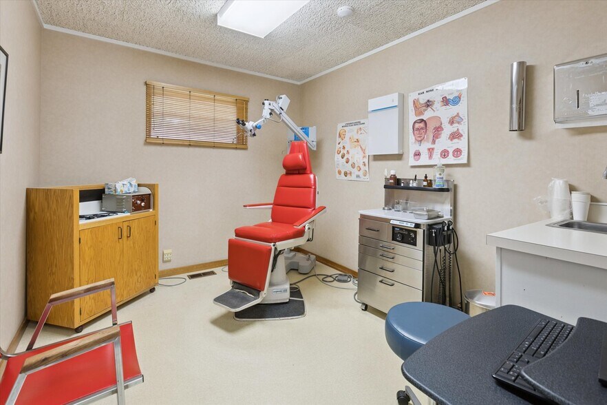 More Photos Of 1003 Mulholland St, Bay City Office For Sale