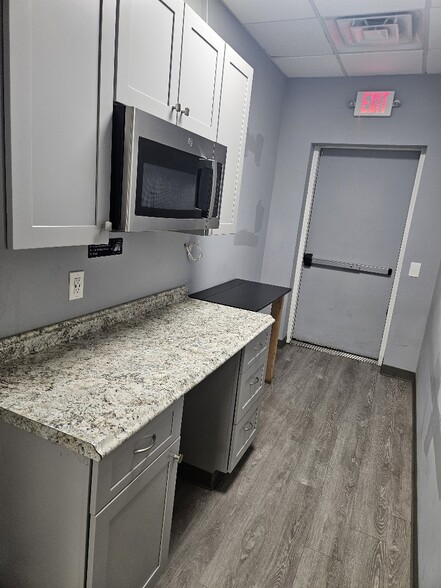 More Photos Of 158 Jericho Tpke, Mineola Storefront Retail Residential For Lease