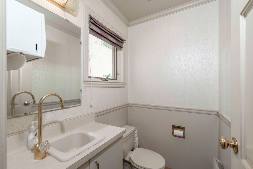 More Photos Of 426 Main St, Ketchikan Office For Sale