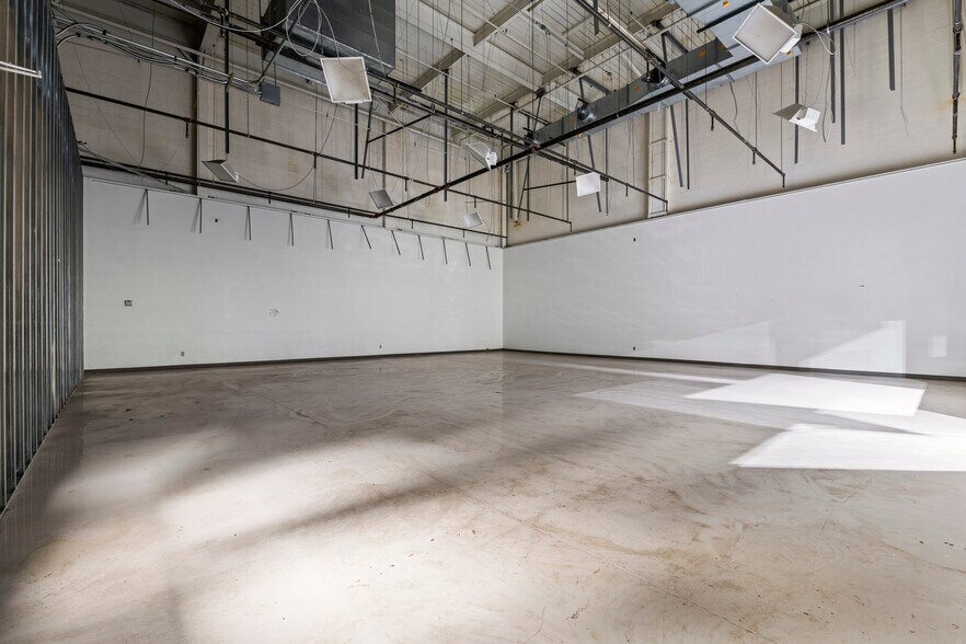 More Photos Of 327 Lewis St, Oxford Distribution For Lease