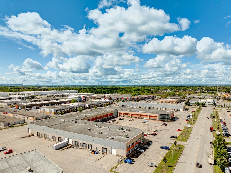 More Photos Of 2900-2976 Rue Joseph-A.-Bombardier, Laval Warehouse For Lease