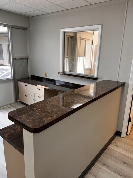 More Photos Of 1401 Applewood Dr, Dalton Medical For Lease