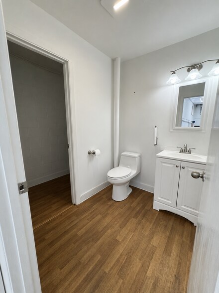 More Photos Of 6767 SW Macadam Ave, Portland Service For Lease