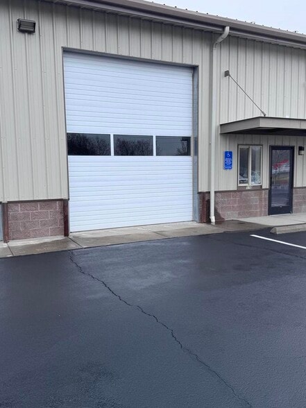 More Photos Of 840 SE Woodland Blvd, Bend Warehouse For Lease