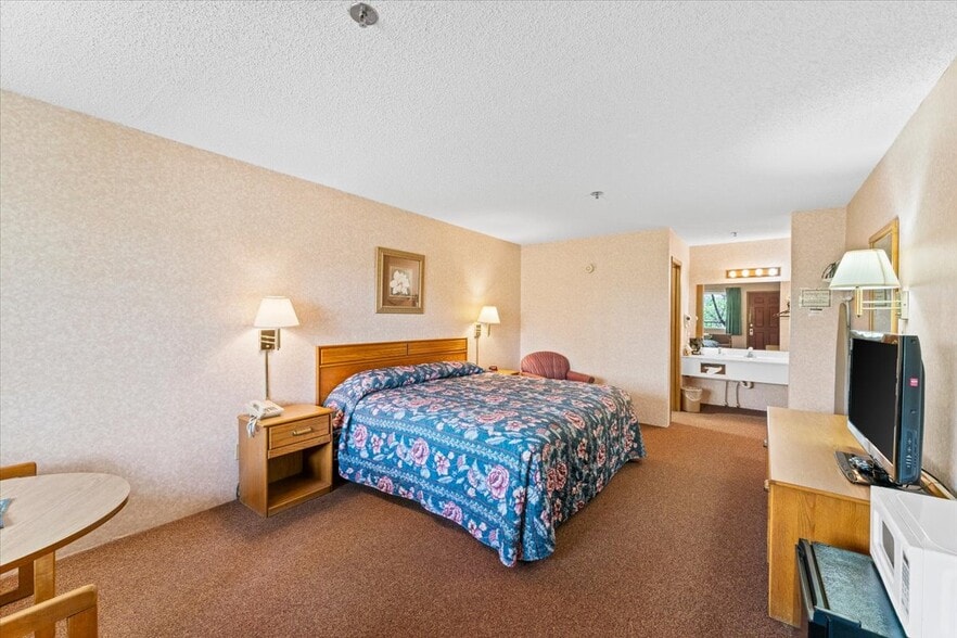 More Photos Of 3043 E Van Buren, Eureka Springs Hotel For Sale