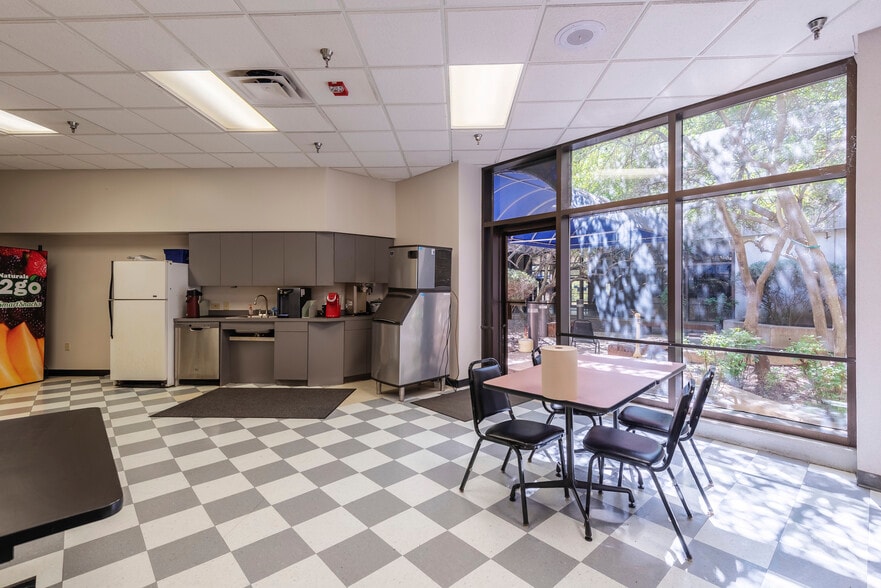 More Photos Of 5000 S Bowen Rd, Arlington Industrial For Lease