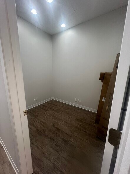 More Photos Of 6040-6080 159th St, Oak Forest General Retail For Lease