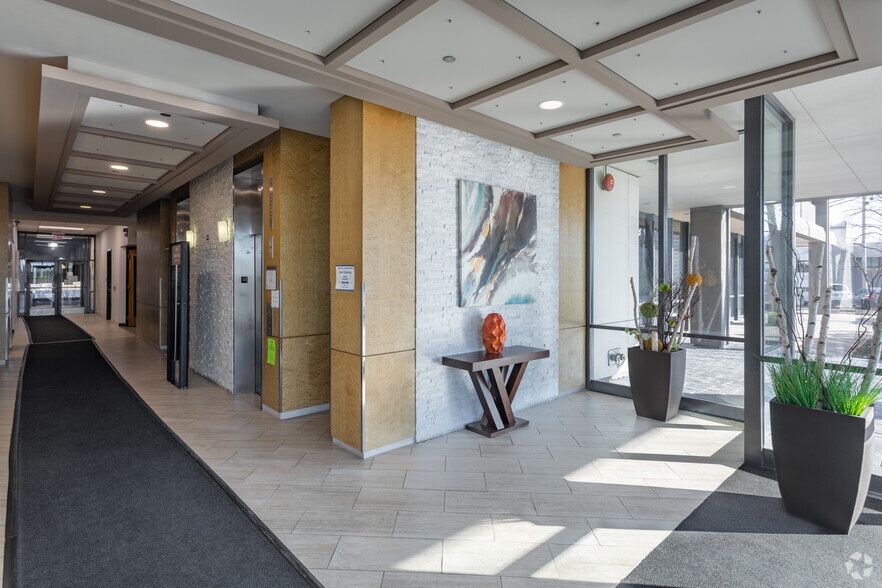 More Photos Of 10400 W Higgins Rd, Rosemont Office For Lease