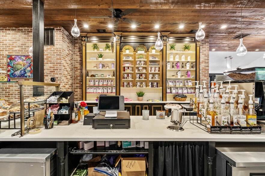 More Photos Of 8026 E Main St, Ridgeland General Retail For Sale