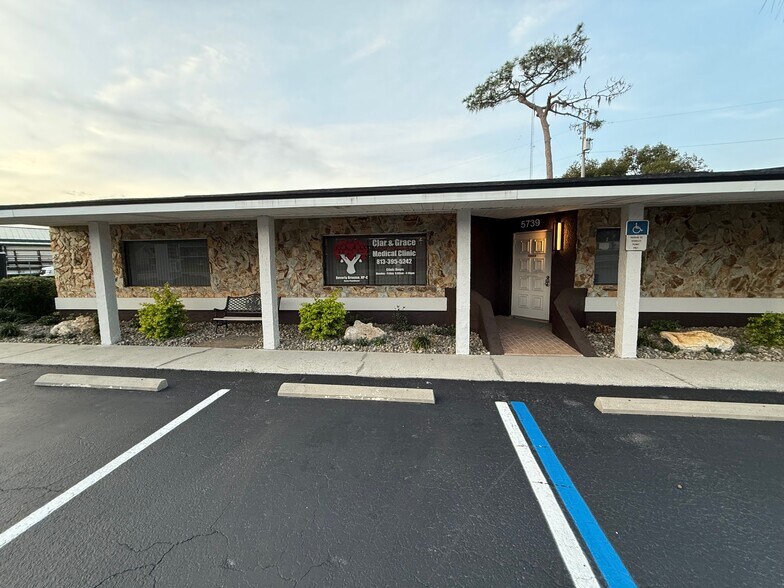 More Photos Of 5739-5749 Gall Blvd, Zephyrhills Medical For Lease