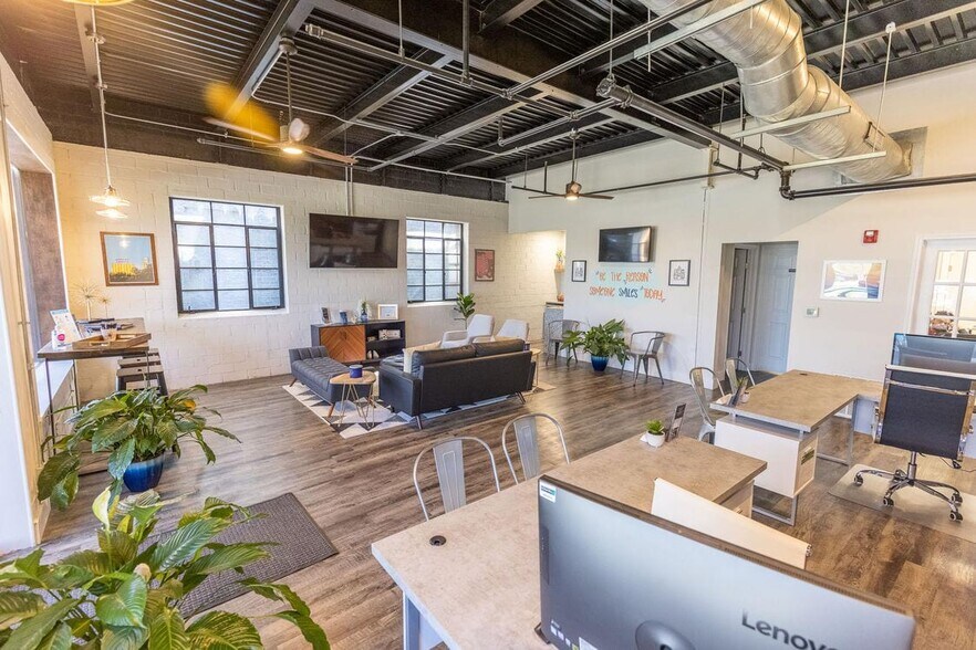More Photos Of 411 W Commerce St, Dallas Apartments For Lease