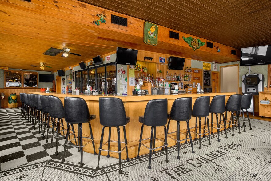 More Photos Of 112 N Shore Dr, Fountain City Restaurant For Sale