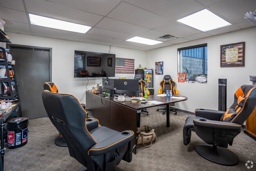 More Photos Of 905 Callahan Dr, Knoxville Auto Repair For Sale