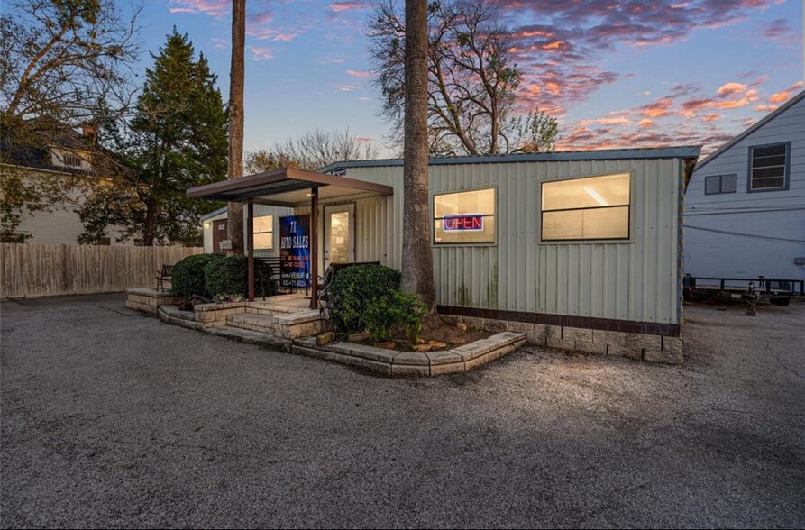 More Photos Of 1804 Avenue M, Rosenberg Freestanding For Sale