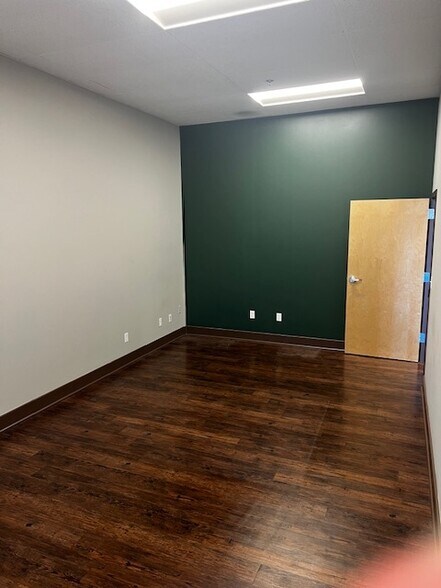 More Photos Of 15970 S Mur-Len Rd, Olathe Unknown For Lease